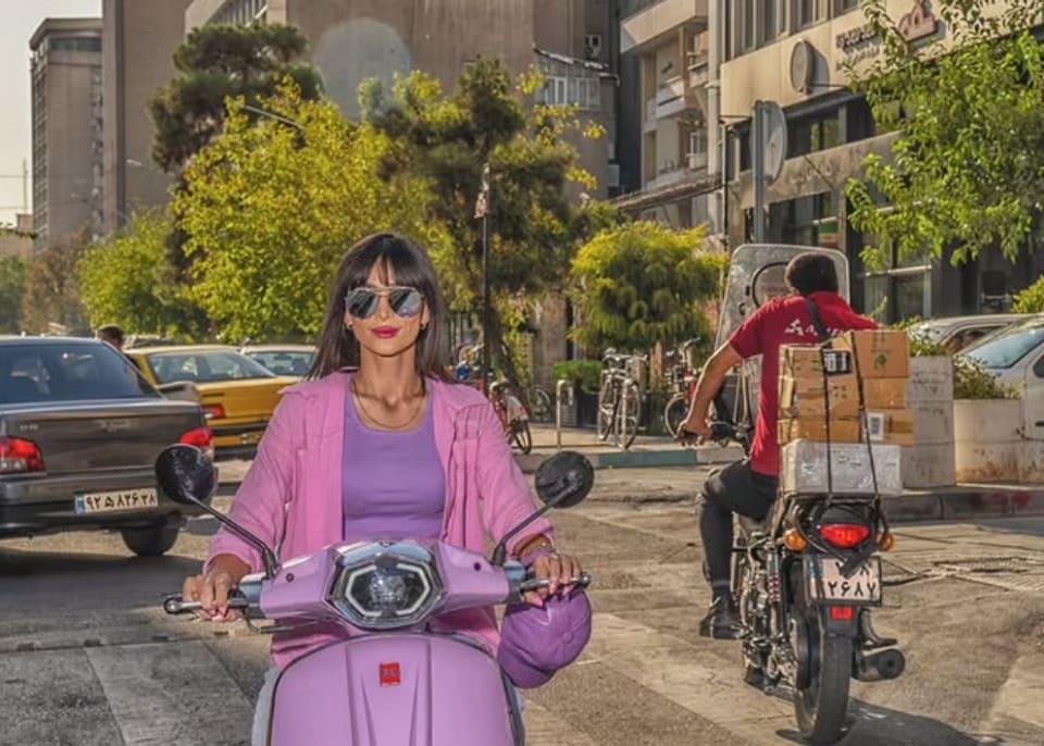 Iran: la rivoluzione silenziosa delle motocicliste di Teheran